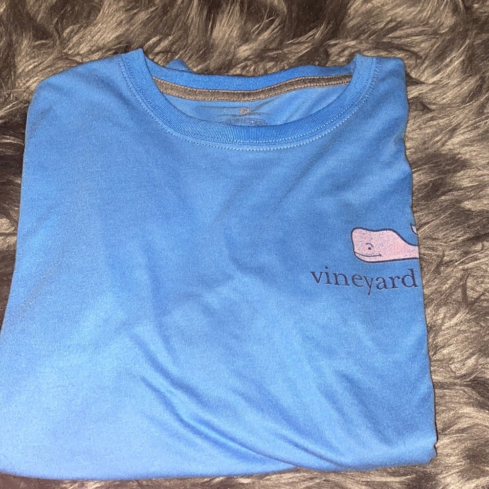 cute blue vineyard vines T-shirt